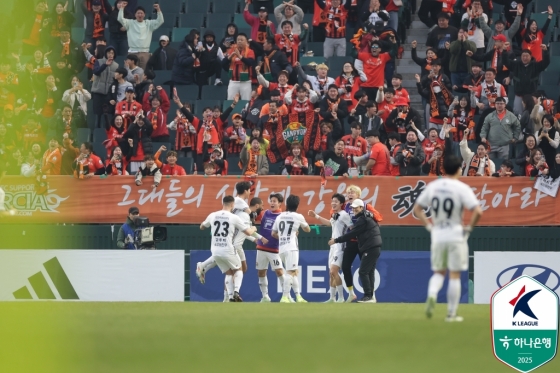 강원FC가 전북 현대전 극장골을 넣고 기뻐하고 있다. /사진=한국프로축구연맹 제공