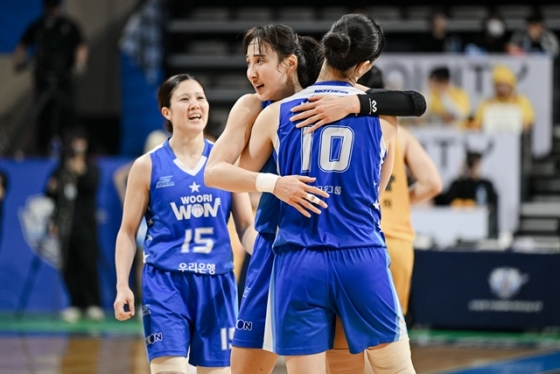 기뻐하는 아산 우리은행 선수들. /사진=WKBL 제공