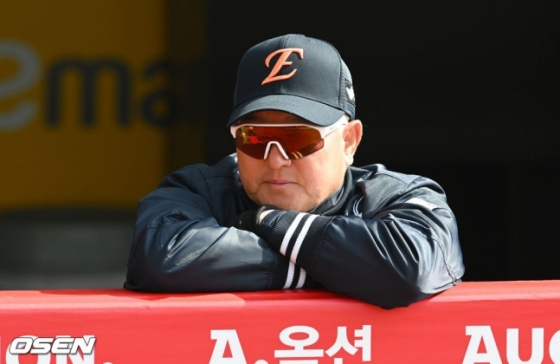 한화 김경문 감독이 11일 SSG랜더스필드에서 열릴 SSG와 2025 KBO 시범경기에서 훈련을 지켜보고 있다.