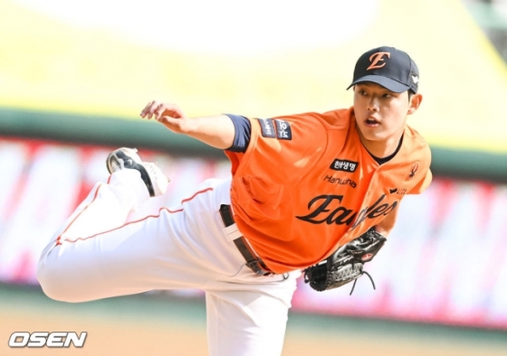 한화 문동주가 11일 인천SSG랜더스필드에서 열린 SSG와 2025 KBO 시범경기에서 역투하고 있다.