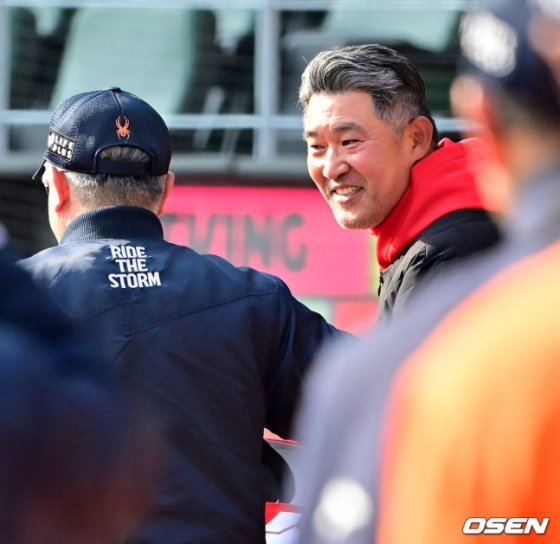 SSG 이숭용 감독(오른쪽)이 10일 한화와 2025 KBO 시범경기가 끝난 후 직접 김경문 감독을 찾아와 안부를 묻고 있다.