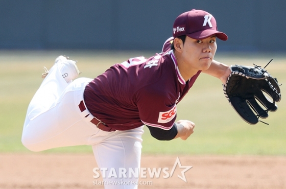 11일 KT전에 선발 등판해 1실점으로 호투한 김윤하./사진=김진경 대기자