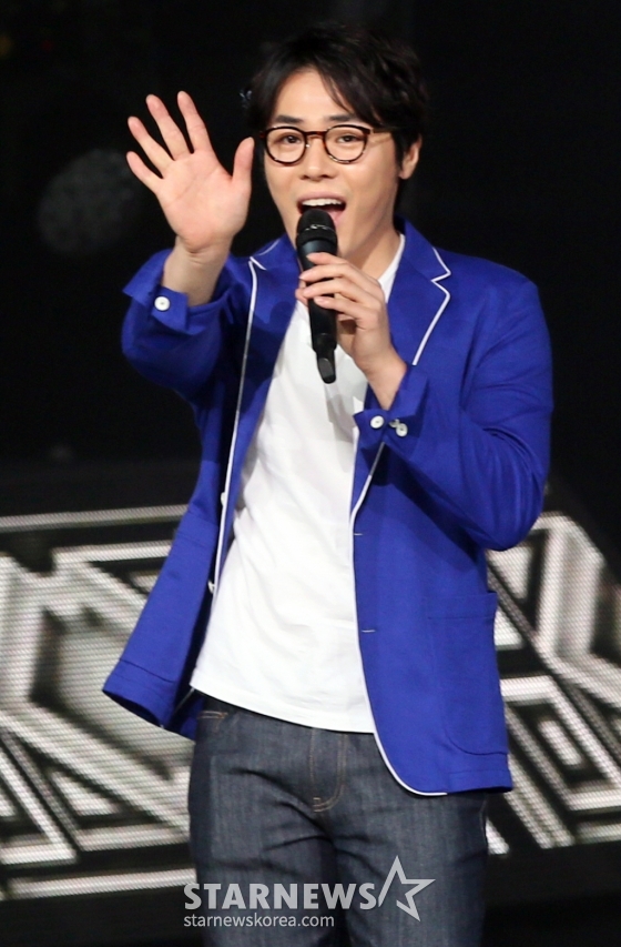 $  가수 휘성이 20일 오후 서울 강서구 등촌동 SBS공개홀에서 열린 SBS MTV &#039;더쇼: 올어바웃 K팝&#039; 생방송에서 멋진 무대를 선보이고 있다.  &#039;더쇼&#039;에는 에이핑크(박초롱 윤보미 정은지 손나은 김남주 오하영), 지나, NS윤지, 에디킴, Bay.B(베이비/미호 미엘 설아), 루나플라이(샘 테오 윤), 에릭남, 배드키즈(모니카 봄봄 연지 은주 지나), 플래쉬(나래 혜원 예지 송희 고운), 포맨(신용재 김원주), 엠파이어(태희 루민 티오 하루 레드 유승 제리), 박시환, BTL(지수 유아 쟝폴 제이 큐엘 로빈 도카 맥스 엘렌), 앤씨아 등이 출연했다. /사진=임성균 기자 tjdrbs23@