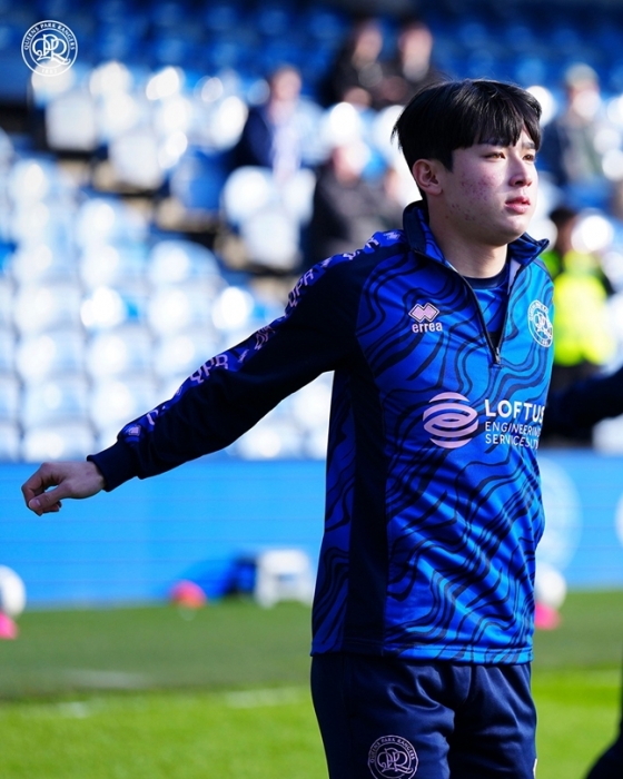 몸을 풀고 있는 양민혁. /사진=QPR 공식 SNS