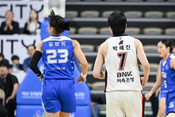 아산 우리은행 김단비(왼쪽)와 부산 BNK 박혜진. /사진=WKBL 제공