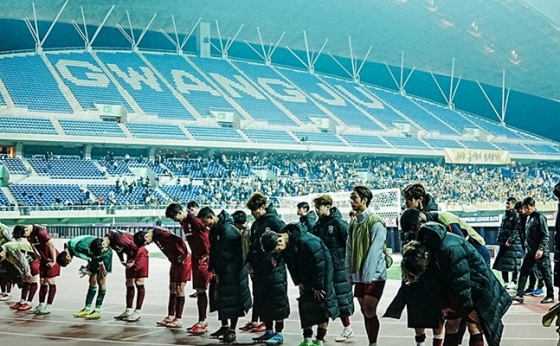 경기 종료 직후 원정 팬들에게 인사하고 있는 고베 선수단. /사진=비셀고베 공식 홈페이지