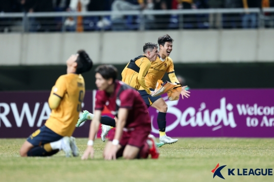 연장 막바지 득점 후 광주FC와 빗셀 고베 선수. /사진=한국프로축구연맹 제공