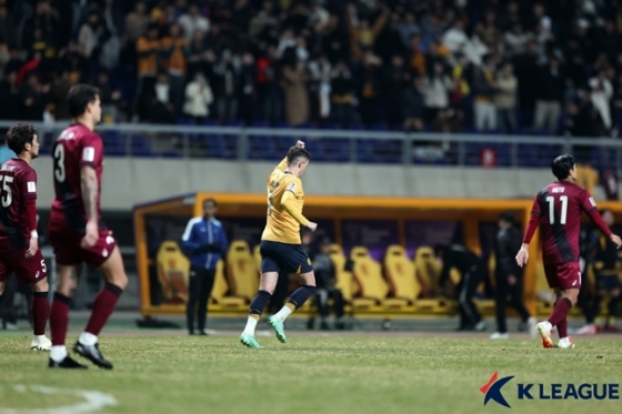 아사니(가운데)가 2-0을 만든 뒤 세리머니를 하고 있다. /사진=한국프로축구연맹 제공