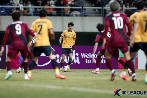 오후성(가운데)이 드리블을 하고 있다. /사진=한국프로축구연맹 제공