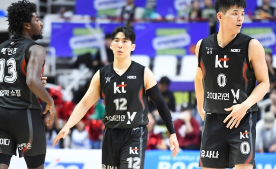 문정현(가운데). /사진=KBL 제공