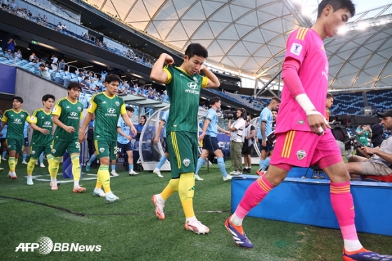 경기를 앞두고 양 팀 선수들이 입장하는 장면. /AFPBBNews=뉴스1