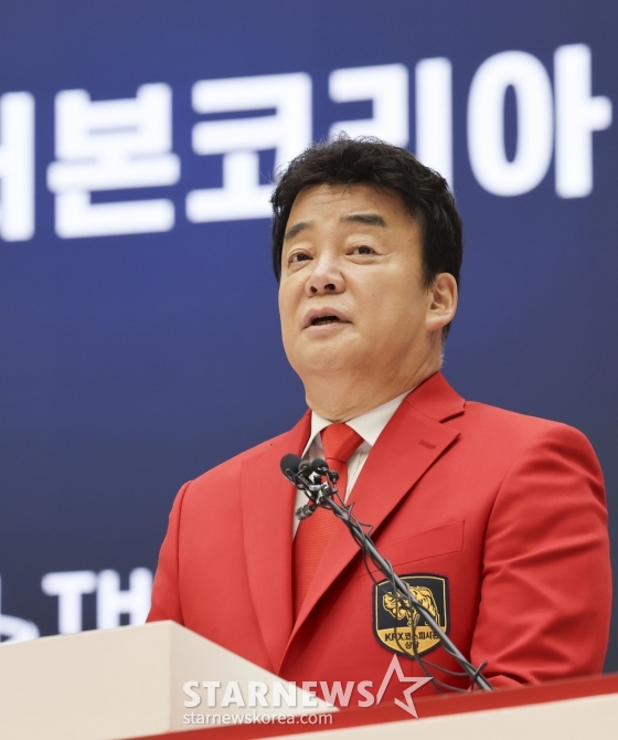 [서울=뉴시스] 김근수 기자 =  백종원 더본 코리아 대표이사가 6일 서울 여의도 한국거래소 홍보관에서 열린 더본 코리아 상장식에서 기념사를 하고 있다. 2024.11.06. ks@newsis.com /사진=김근수