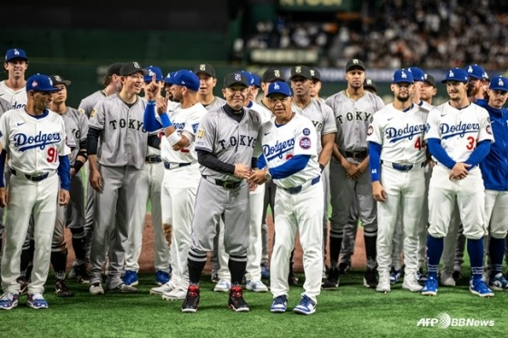 LA 다저스와 요미우리 자이언츠 선수단이 15일 도쿄돔에서 연습경기 종료 후 그라운드에 모여 인사를 하고 있다. /AFPBBNews=뉴스1