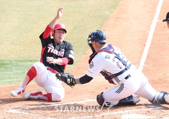 2025 신한 SOL Bank KBO리그 시범경기 두산 베어스 대 KIA 타이거즈 경기가 14일 잠실야구장에서 열렸다. KIA 6회초 2사 2루에서 2루주자 서건창이 홍종표의 우전 안타 때 홈으로 뛰었으나 두산 포수 장승현에 태그아웃되고 있다. /사진=김진경 대기자