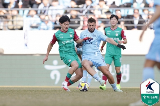 강윤성(왼쪽). /사진=한국프로축구연맹 제공