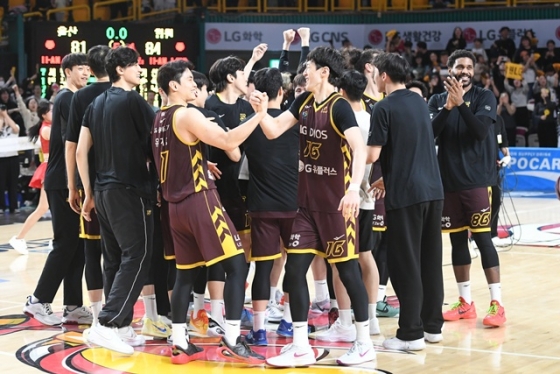 기뻐하는 창원 LG 선수단. /사진=KBL 제공