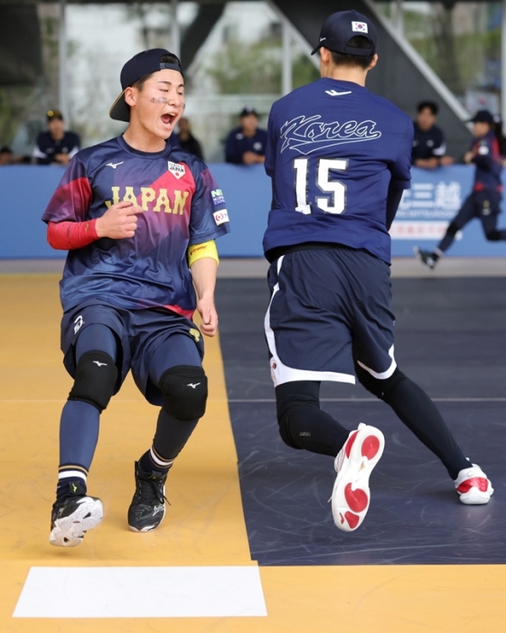 한국(오른쪽)의 경기 장면. /사진=WBSC(세계야구소프트볼연맹) 공식 SNS