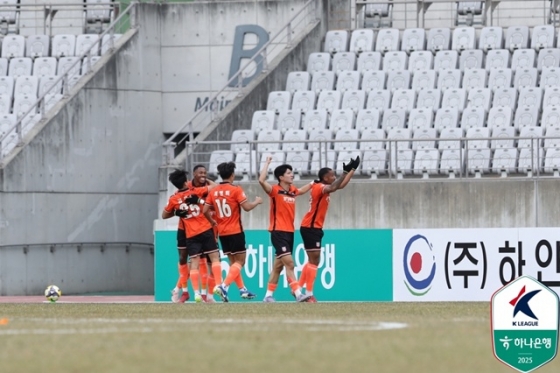 기뻐하는 화성FC 선수단. /사진=한국프로축구연맹 제공