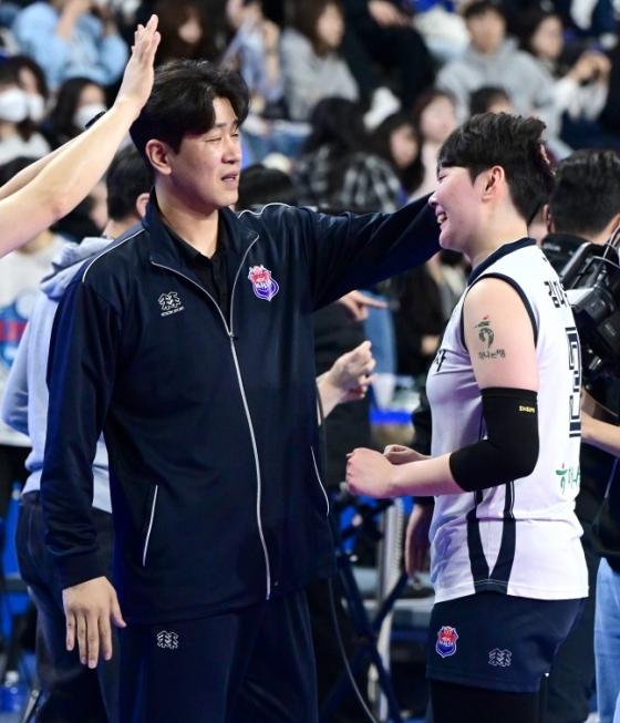 한국도로공사의 김종민 감독(왼쪽)과 세터 김다은. /사진=한국배구연맹 제공