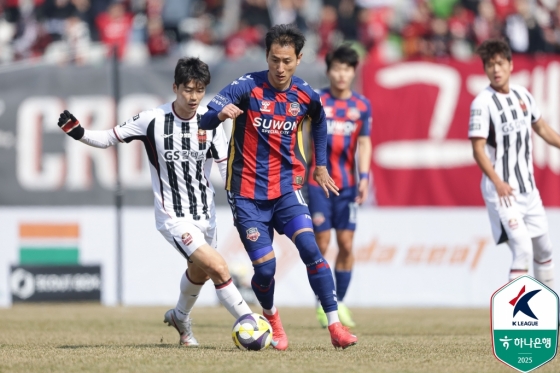 기성용(왼쪽)과 몸싸움을 벌이는 지동원. /사진=한국프로축구연맹 제공