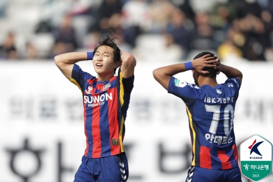 박용희(왼쪽)가 득점 실패 후 아쉬워하고 있다. /사진=한국프로축구연맹 제공