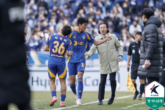 허율(가운데)의 득점 후 김판곤 감독(오른쪽)이 등을 토닥이고 있다. /사진=한국프로축구연맹 제공