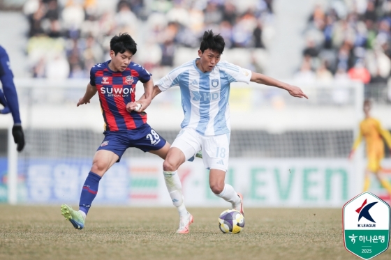 허율(오른쪽)이 김재성과 몸싸움을 벌이고 있다. /사진=한국프로축구연맹 제공