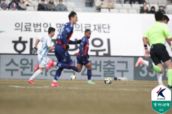 드리블하는 안데르손(가운데). /사진=한국프로축구연맹 제공