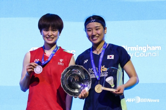 안세영(오른쪽)이 17일 BWF 전영오픈 여자 단식 결승전에서 우승을 차지한 후 왕즈이와 포즈를 취하고 있다. /AFPBBNews=뉴스1