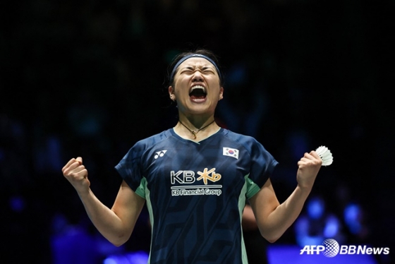 안세영이 17일 BWF 전영오픈 여자 단식 결승전에서 왕즈이를 꺾고 우승을 확정한 뒤 포효하고 있다. /AFPBBNews=뉴스1