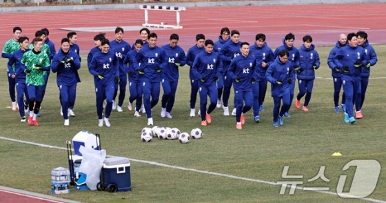 한국 축구대표팀 선수들이 17일 고양종합운동장 보조구장에서 훈련을 소화하고 있다. /사진=뉴스1 제공