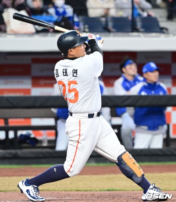 한화 김태연이 17일 대전 한화생명 볼파크에서 열린 2025 KBO 시범경기에서 1회말 선두타자 홈런을 날리고 있다.