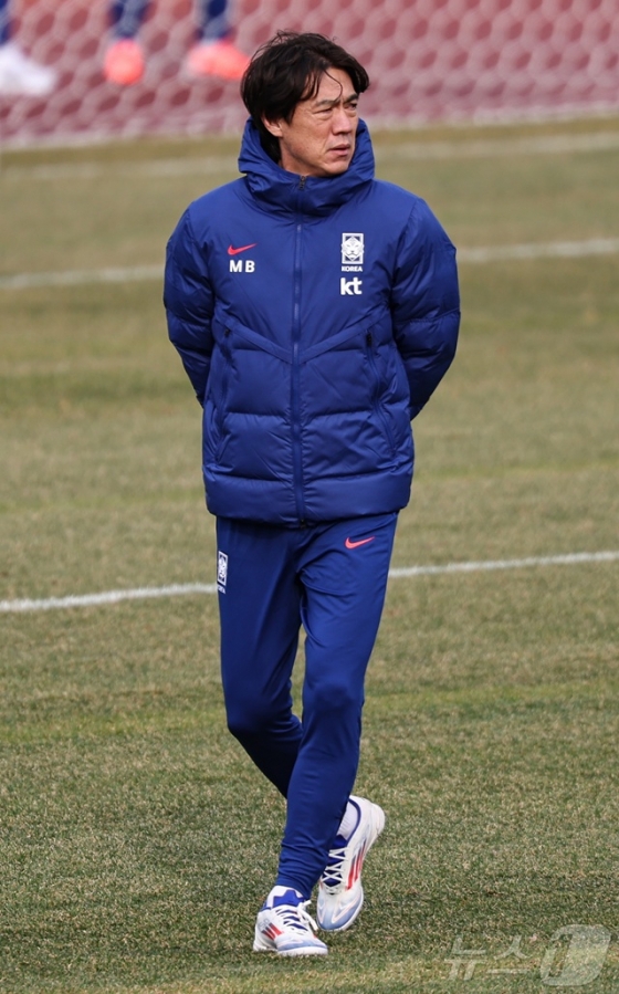 홍명보 한국 축구대표팀 감독이 선수들 훈련을 지켜보고 있다. /사진=뉴스1 제공