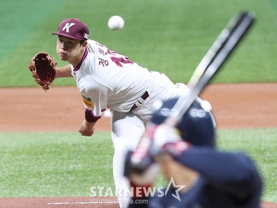 18일 롯데전 선발 등판해 역투하는 정현우. /사진=김진경 대기자