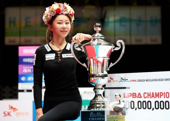 김가영이 17일 PBA-LPBA 월드챔피언십 LPBA에서 우승을 차지한 뒤 우승 트로피와 함께 포즈를 취하고 있다. /사진=PBA 투어 제공