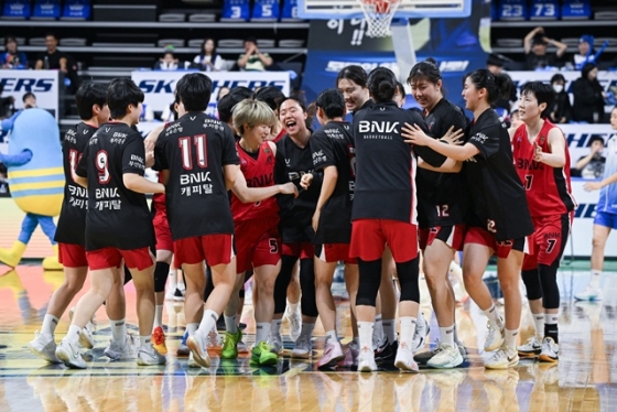 기뻐하는 부산 BNK 선수들. /사진=WKBL 제공