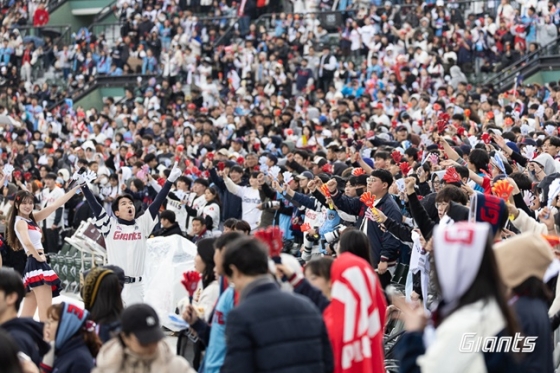 시범경기 기간 부산 사직야구장을 찾은 팬들의 모습. /사진=롯데 자이언츠 제공