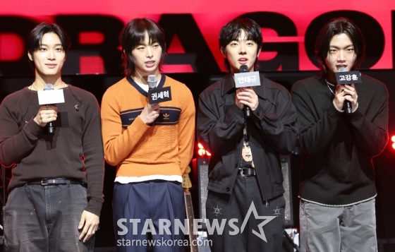 (서울=뉴스1) 권현진 기자 = 밴드 드래곤포니의 편성현(왼쪽부터)과 권세혁, 안태규, 고강훈이 19일 오후 서울 서대문구 신촌로 예스24 원더로크홀에서 가진 두 번째 EP앨범 &#039;Not Out(낫 아웃)&#039; 발매 기념 쇼케이스에서 인사말을 하고 있다. 2025.3.19/뉴스1  Copyright (C) 뉴스1. All rights reserved. 무단 전재 및 재배포,  AI학습 이용 금지. /사진=(서울=뉴스1) 권현진 기자