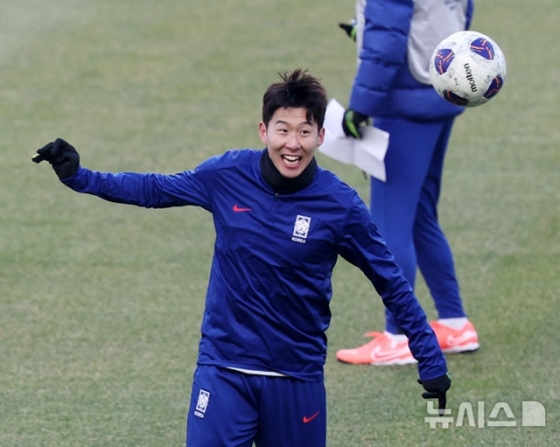 대표팀 훈련에 집중하는 손흥민. /사진=뉴시스 제공