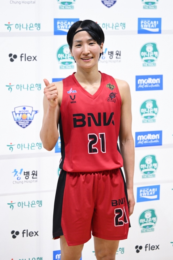 이이지마 사키가 18일 열린 2024~25 WKBL 챔피언결정전 2차전 승리 후 방송인터뷰를 준비하고 있다. /사진=WKBL 제공 