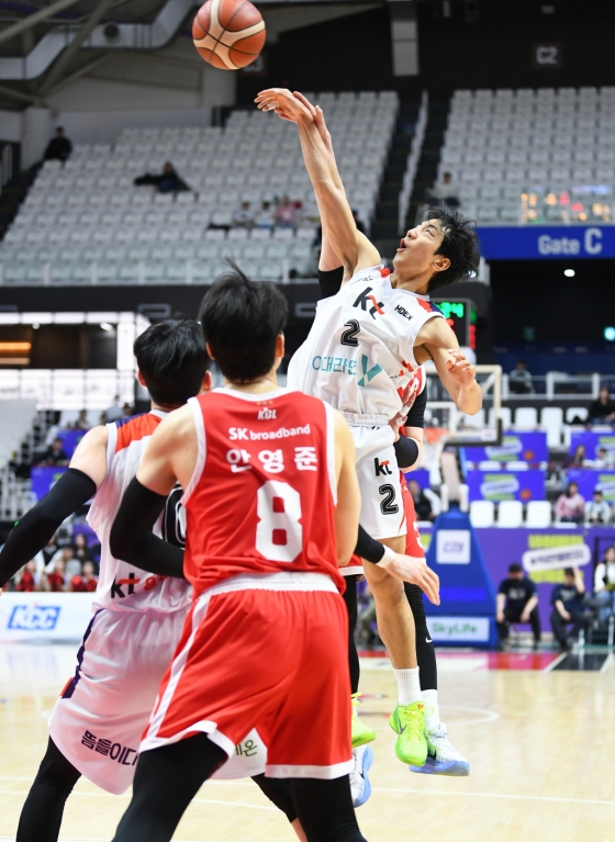 허훈(위)이 볼을 향해 점프하고 있다. /사진=KBL 제공