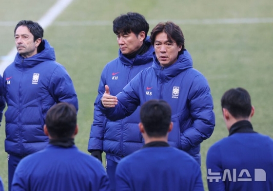 대표팀 훈련 도중 선수들과 얘기하는 홍명보 한국축구대표팀 감독(가운데). /사진=뉴시스 제공