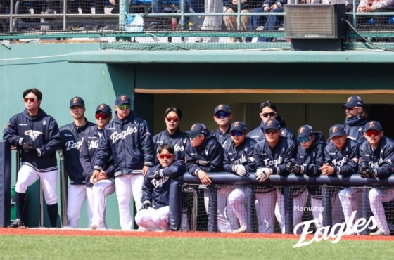 한화 선수단이 지난 8일 청주야구장에서 열린 2025 KBO 시범경기를 더그아웃에서 지켜보고 있다. /사진=한화 이글스 제공