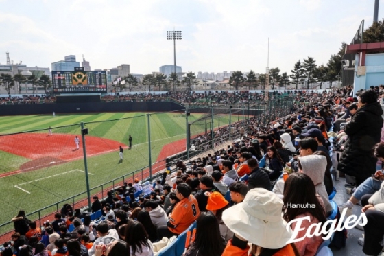 야구팬들이 지난 8일 청주야구장에서 열린 2025 KBO 시범경기를 지켜보고 있다. /사진=한화 이글스 제공