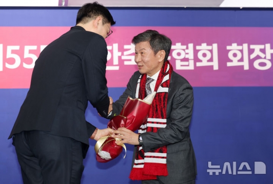 정몽규 대한축구협회장이 지난 2월 26일 서울 종로구 축구회관에서 열린 제55대 대한축구협회장 선거에서 당선 후 꽃다발을 받고 있다. /사진=뉴시스