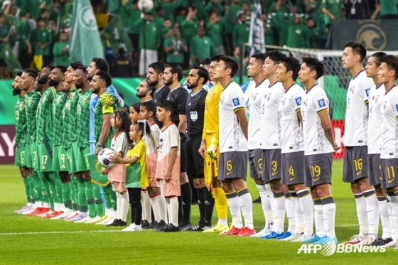  중국과 사우디아라비아 선수들이 지난 21일(한국시간) 사우디아라비아의 리야드에서 열린 &#039;2026 국제축구연맹(FIFA) 북중미 월드컵&#039; 아시아 3차 예선 C조 7차전 킥오프 전 국가를 듣고 있다. /AFPBBNews=뉴스1