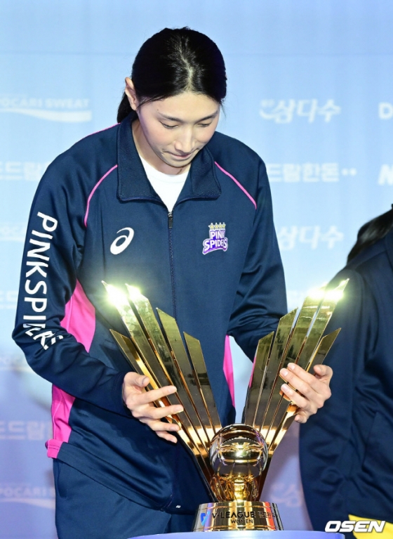 흥국생명 김연경이 21일 V리그 포스트시즌 미디어데이에서 우승 트로피를 들어보고 있다.