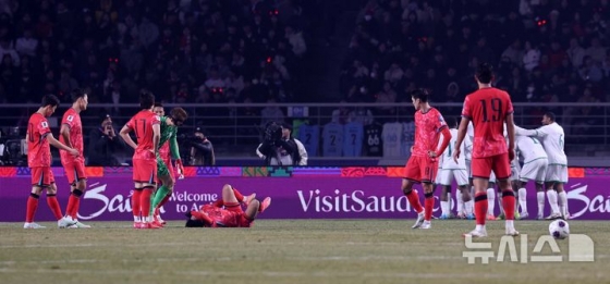 아깅인(가운데)이 20일 고양종합운동장에서 열린 &#039;2026 국제축구연맹(FIFA) 북중미 월드컵&#039; 아시아 지역 3차 예선 B조 7차전 도중 쓰러져 고통스러워 하고 있다. /사진=뉴시스