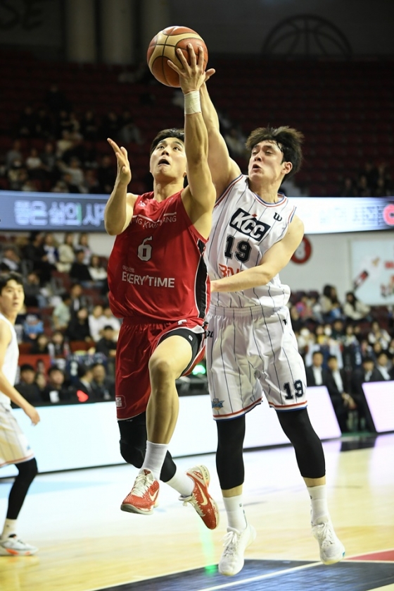 공격에 집중하는 박지훈(왼쪽). /사진=KBL 제공