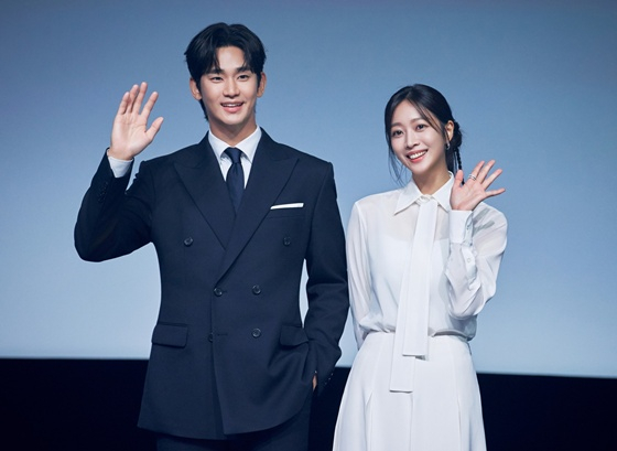 왼쪽부터 김수현, 조보아 /사진=디즈니+